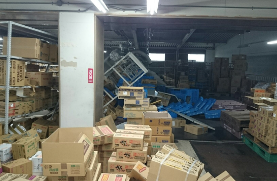 倉庫内が散乱している様子