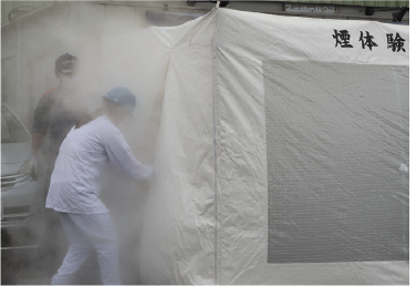 煙の中の視界などを確認する「煙避難」訓練