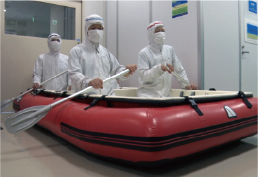 避難用ボートの組み立て方などの確認